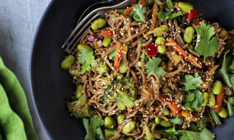 'Noodles' con verduras y edamame