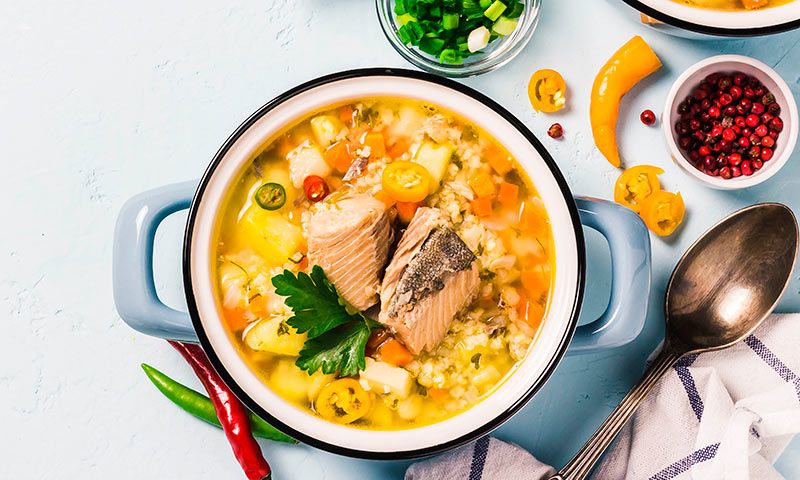 Sopa de salmón con vegetales, cuscús y chiles