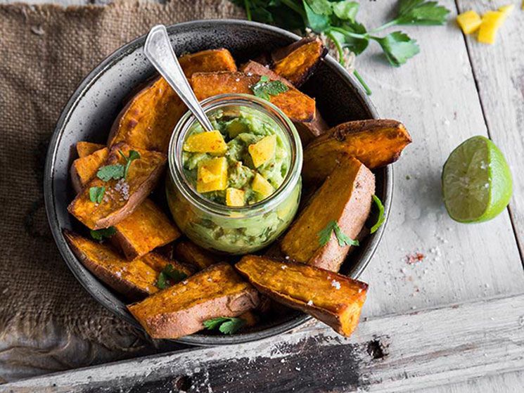 Humus de aguacate y mango con batata asada Humus de aguacate y mango con batata asada