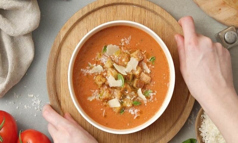 Gazpacho con picatostes y queso Grana Padano