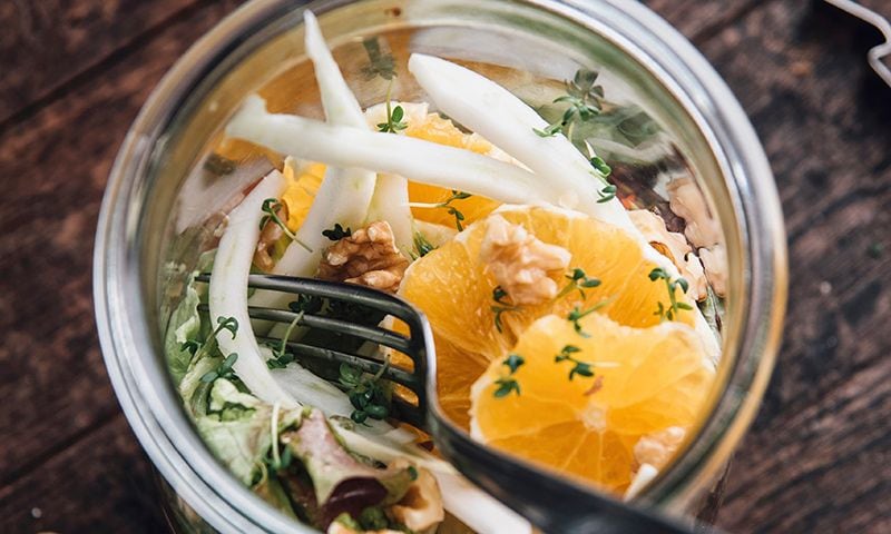 Ensalada de hinojo, brotes verdes, naranja y nueces