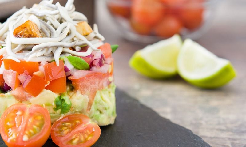 Ensalada templada de gulas con guacamole