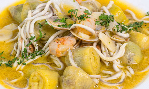 Guiso de alcachofas, gulas y almejas Guiso de alcachofas, gulas y almejas