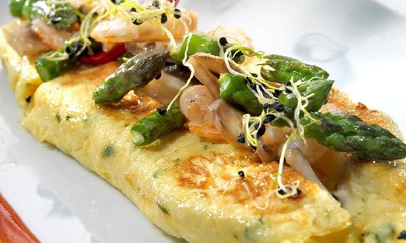 Tortilla enrollada rellena de gambas, espárragos y champiñones