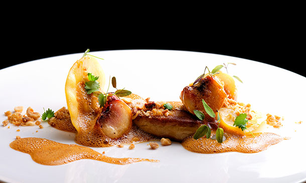 Foie a la plancha con ravioli de setas, manzana y aire de apio Foie a la plancha con ravioli de setas, manzana y aire de apio