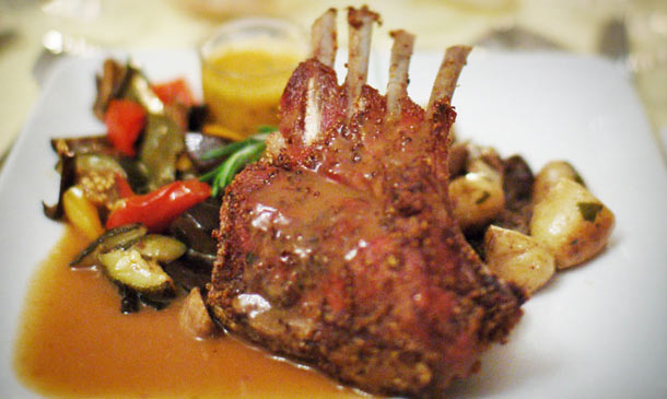 Carré de cordero con ensalada de frutas Carré de cordero con ensalada de frutas