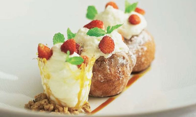 Buñuelos, fresas del bosque, miel de caña y espuma de yogur