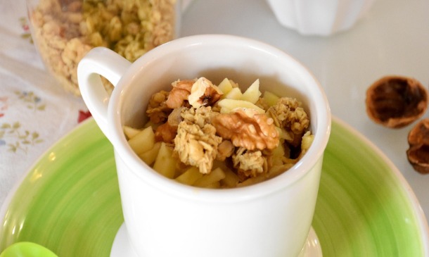 'Mug cake' de granola y manzana con nueces 'Mug cake' de granola y manzana con nueces