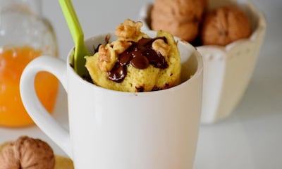 'Mug cake' de naranja con 'chips' de chocolate y nueces