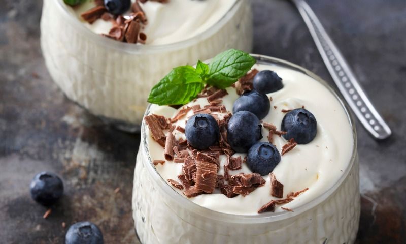 'Mousse' de chocolate blanco con arándanos