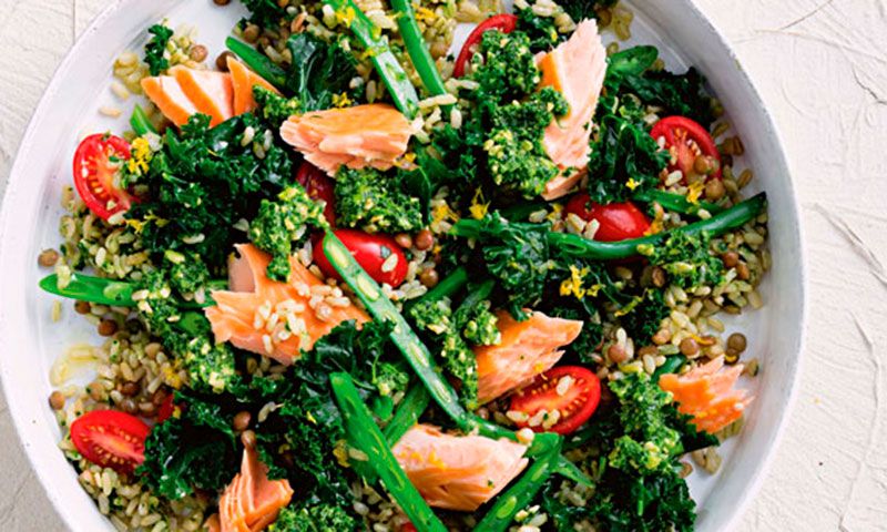 Ensalada de arroz, lentejas y salmón con pesto de kale