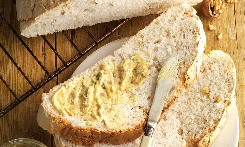 Pan de nueces sin gluten con mantequilla de curry y nueces