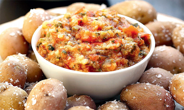 Patatas a la sal con salsa de tomate y queso Patatas a la sal con salsa de tomate y queso
