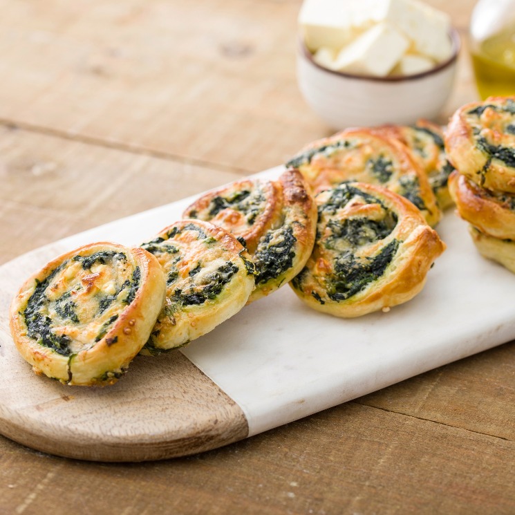 Espirales de hojaldre con espinacas y queso feta
