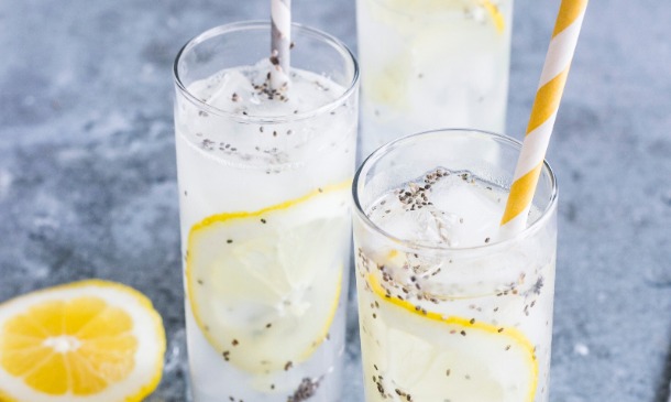 Agua de limón con semillas de chía Agua de limón con semillas de chía