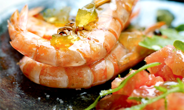 Langostinos a la plancha con ensalada de pulpa de tomate Langostinos a la plancha con ensalada de pulpa de tomate