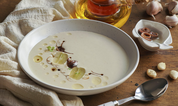 Gazpacho de almendras con uvas Gazpacho de almendras con uvas