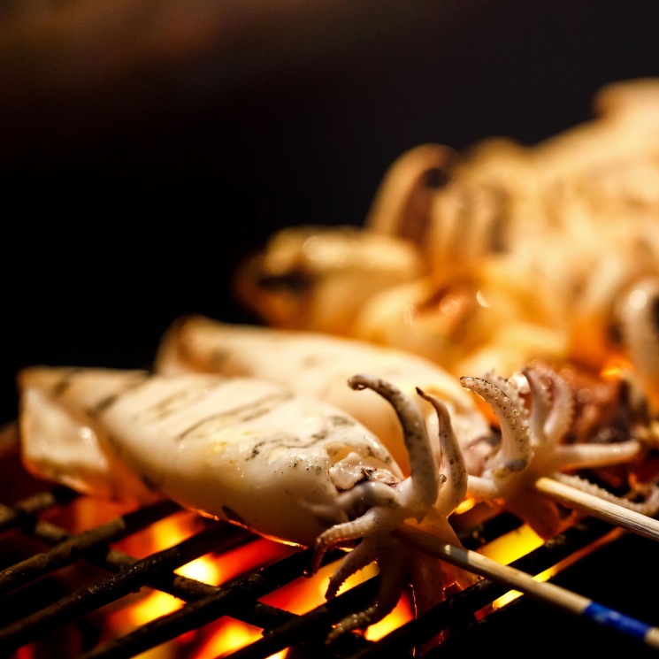 Calamares a la brasa con ensalada