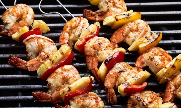 Brochetas de langostinos y piña Brochetas de langostinos y piña