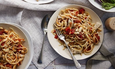 Espaguetis con atún, tomate y judías blancas