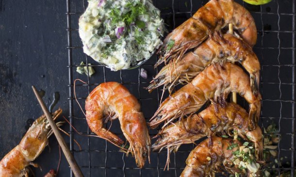 Brocheta de gambas a la brasa con salsa tártara Brocheta de gambas a la brasa con salsa tártara