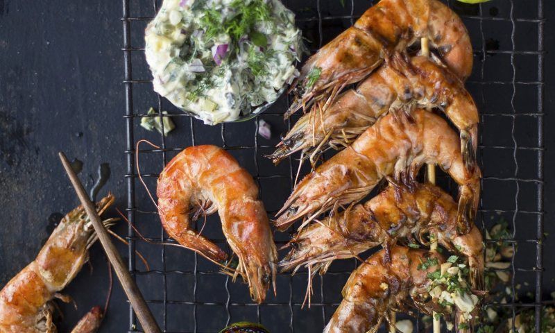 Brocheta de gambas a la brasa con salsa tártara