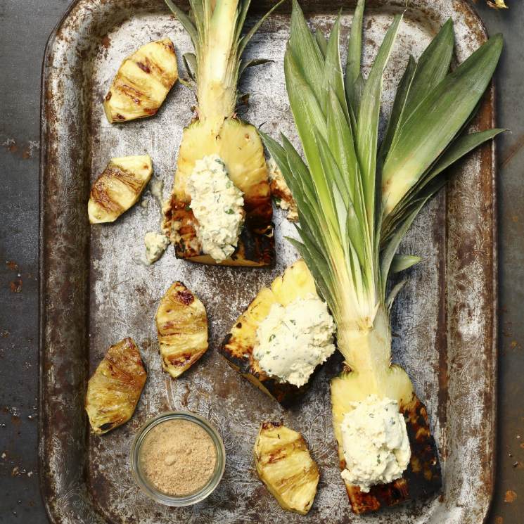 Piña a la brasa con crema de coco y albahaca