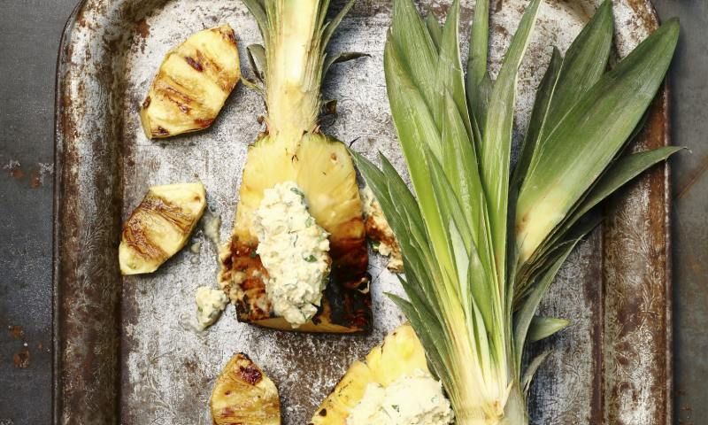 Piña a la brasa con crema de coco y albahaca