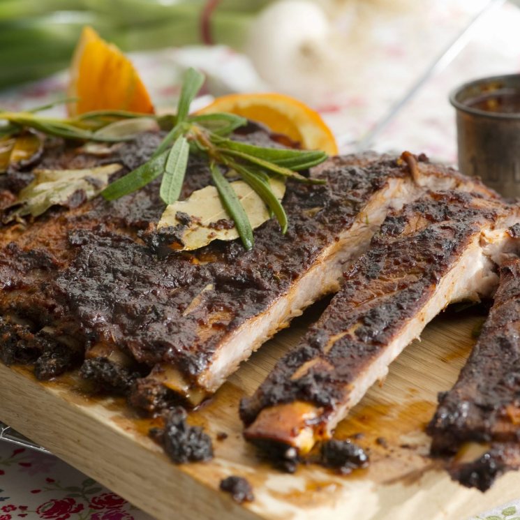 Costillar de cerdo marinado a la parrilla Costillar de cerdo marinado a la parrilla