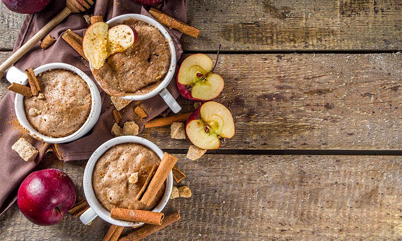 'Mug cake' de tarta de manzana con canela