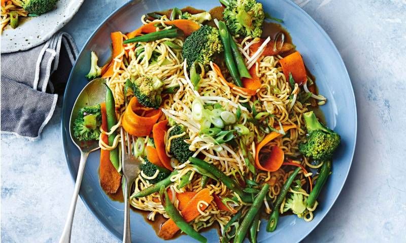 Ensalada de ‘noodles’, bimi, brócoli y zanahoria
