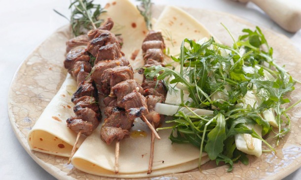 Brochetas de cordero con rúcula e hinojo Brochetas de cordero con rúcula e hinojo