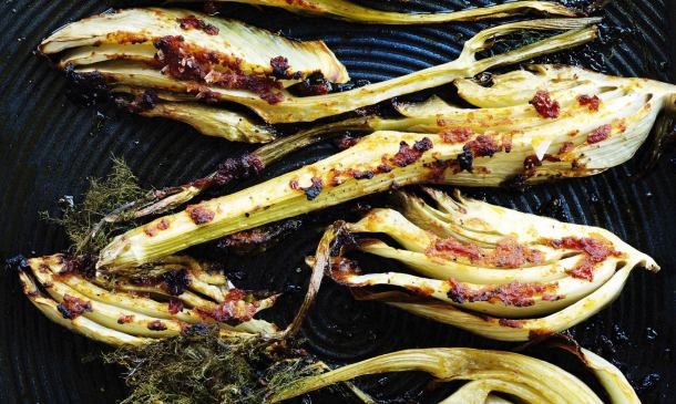 Hinojo asado con pesto rojo Hinojo asado con pesto rojo