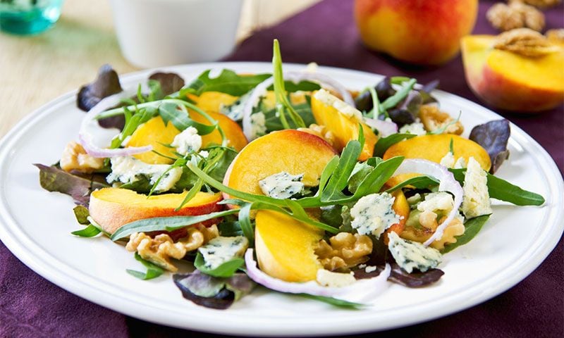 Ensalada de melocotón con rúcula, queso azul y nueces