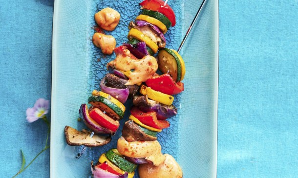 Brochetas de setas y verduras con mayonesa de pimentón Brochetas de setas y verduras con mayonesa de pimentón