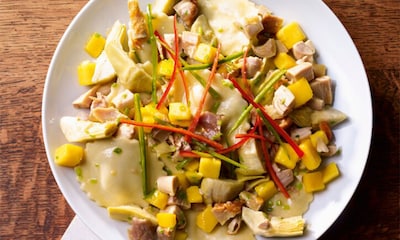 Ensalada de mango y pollo con raviolis