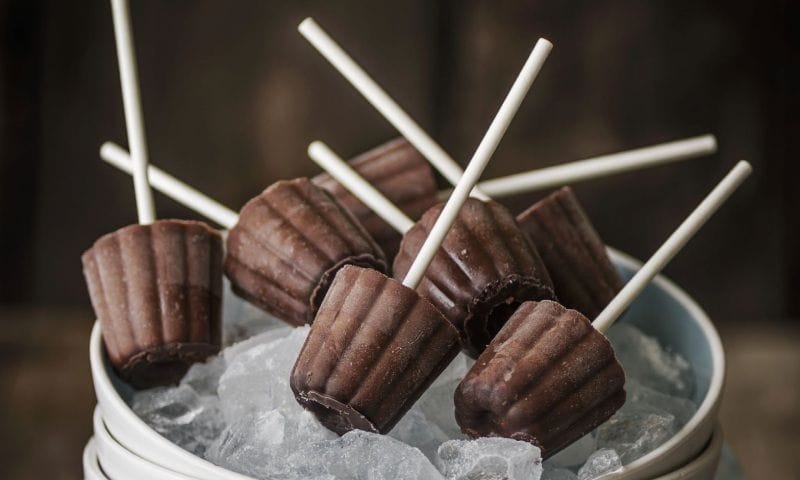 Helados de crema de chocolate y avellanas