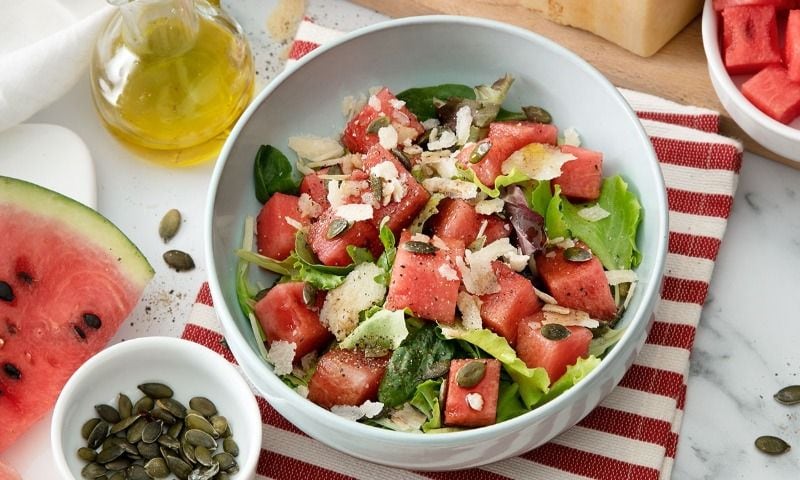 Ensalada de sandía con semillas de pipas de calabaza y queso