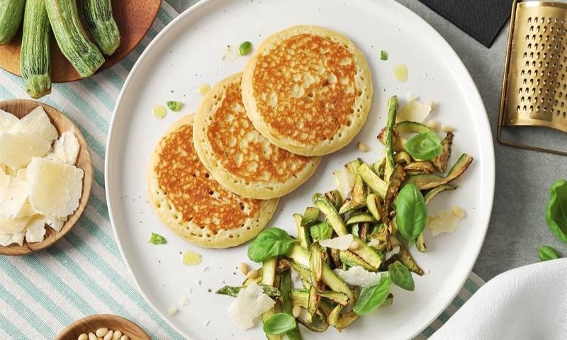 Tortitas saladas con calabacín, piñones y queso