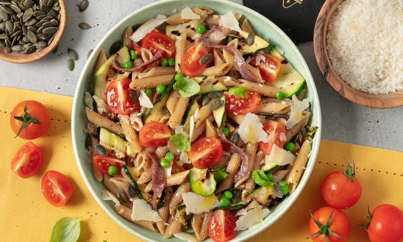 Ensalada de pasta con anchoas y queso Grana Padano