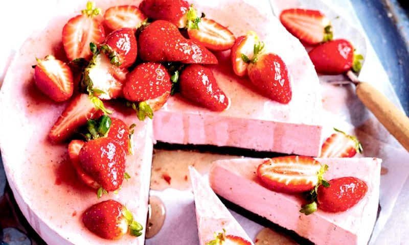 Tarta 'brownie' helada de queso y fresas