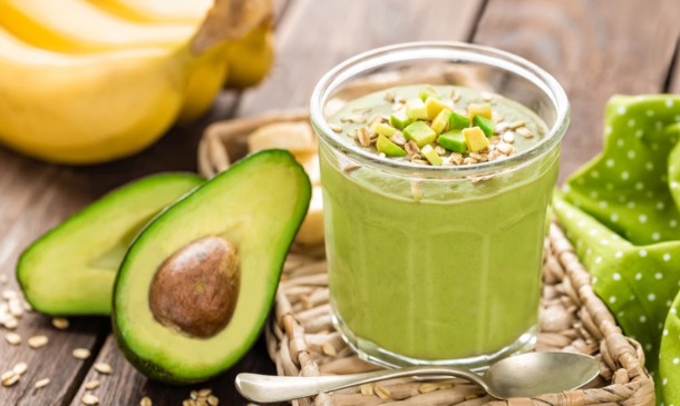 'Smoothie' de aguacate, plátano y leche de almendras 'Smoothie' de aguacate, plátano y leche de almendras