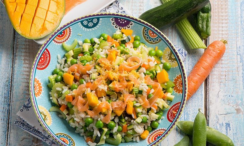 Ensalada de arroz con mango y salmón ahumado