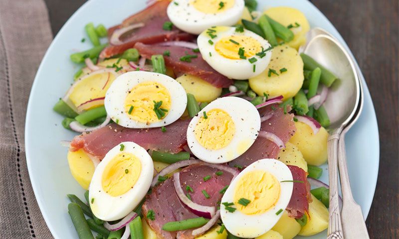 Ensalada de judías verdes con patata, huevo duro y atún ahumado Ensalada de judías verdes con patata, huevo duro y atún ahumado