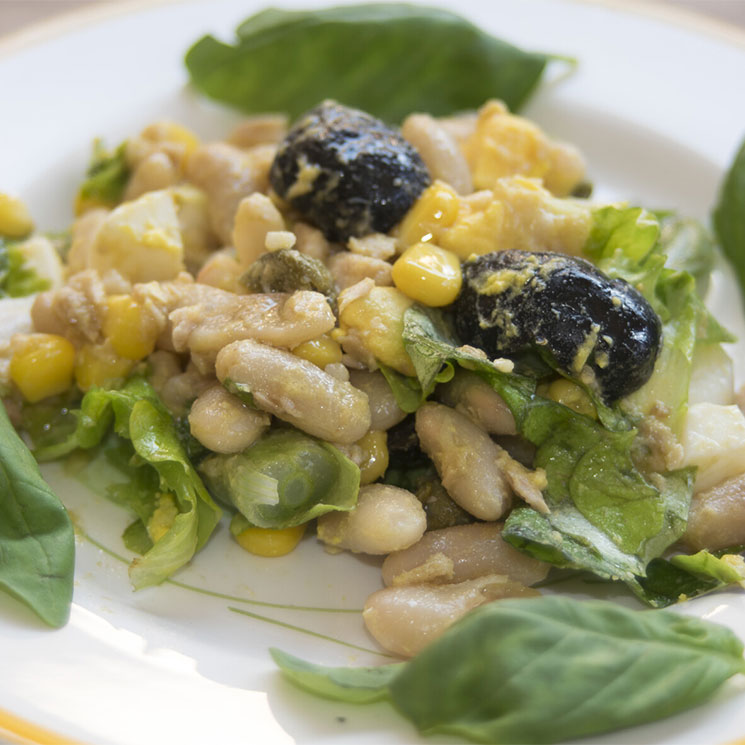 Ensalada de alubias con atún, huevo duro y maíz