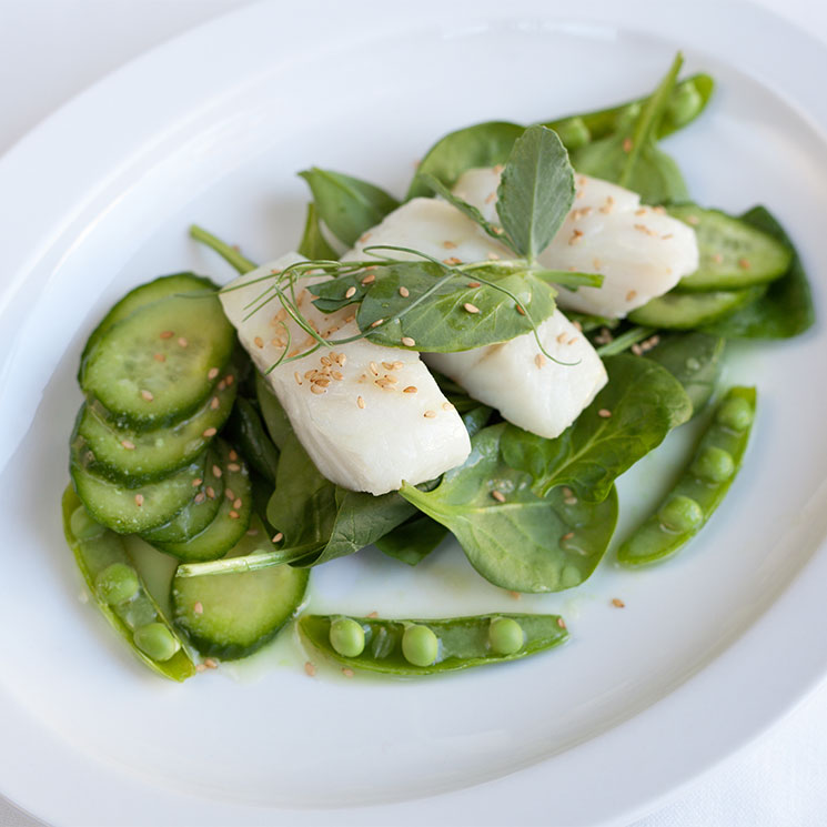 Ensalada de bacalao, pepino, guisantes y hojas verdes Ensalada de bacalao, pepino, guisantes y hojas verdes