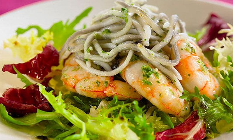 Ensalada templada de gambas al ajillo