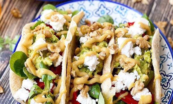 Tacos vegetarianos con nueces y queso feta