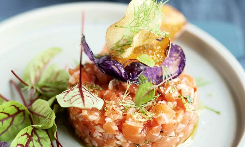 Tartar de salmón con ‘chips’ de patata