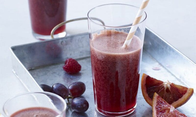 'Smoothie' de sangría 0,0 de frambuesas, uvas y naranja sanguina